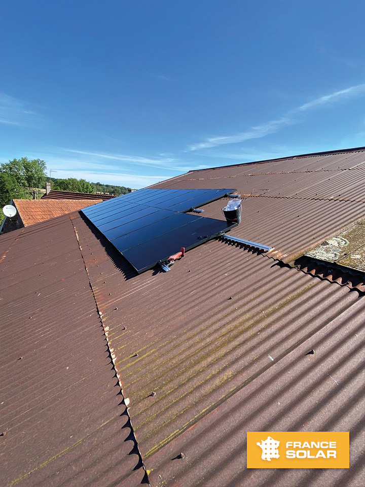 Pose des 20 panneaux photovoltaïques en surimposition couplé à un onduleur centralisé