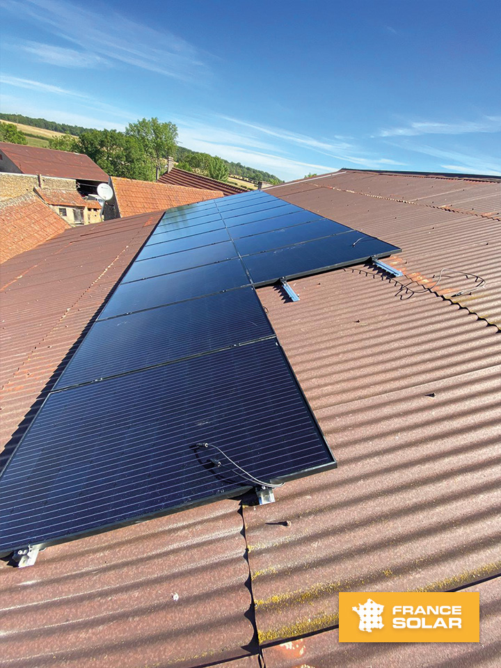 Pose des 20 panneaux photovoltaïques en surimposition couplé à un onduleur centralisé