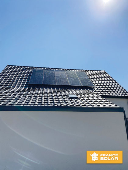 Photo de la pose des 10 panneaux solaires photovoltaïques pour notre client à Staffelfelden dans le 68 (Grand-Est)