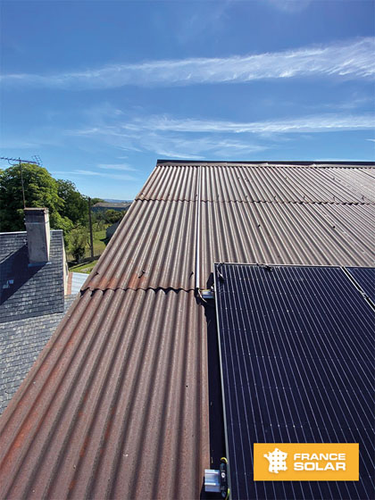 Pose des 20 panneaux photovoltaïques en surimposition couplé à un onduleur centralisé