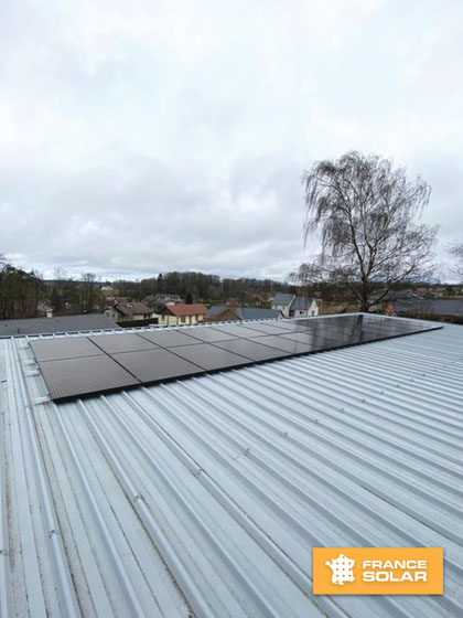 Installation de panneaux solaires noirs chez notre cliente à Sanchey